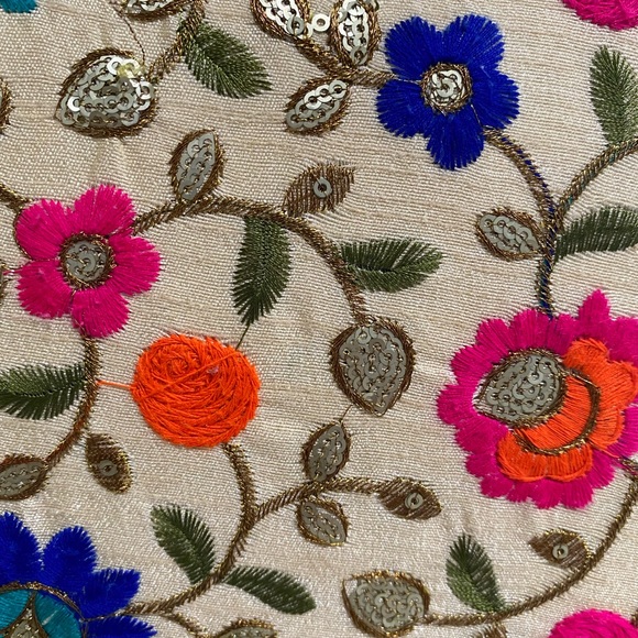 Small embroidered envelope crossbody purse. - Picture 6 of 7